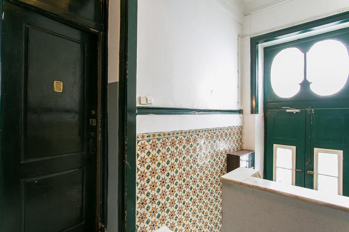 Lovelystay - Cozy 3Bdr Apartment In Estrela Lisboa Exterior foto
